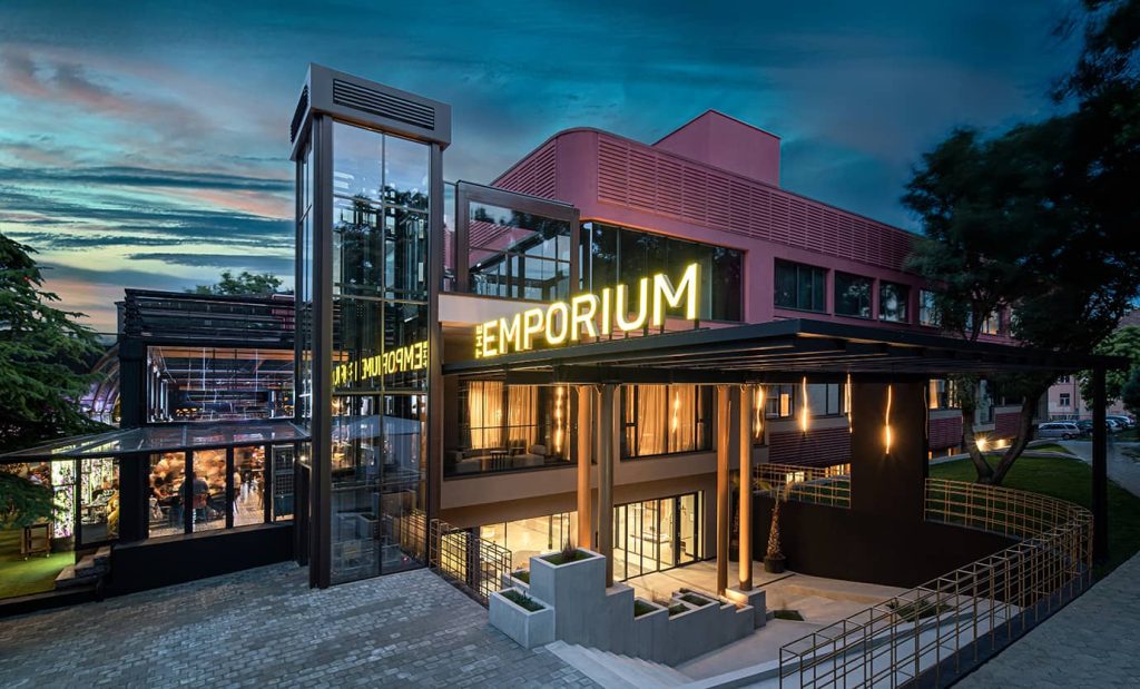 Входът на хотел The Emporium през нощта